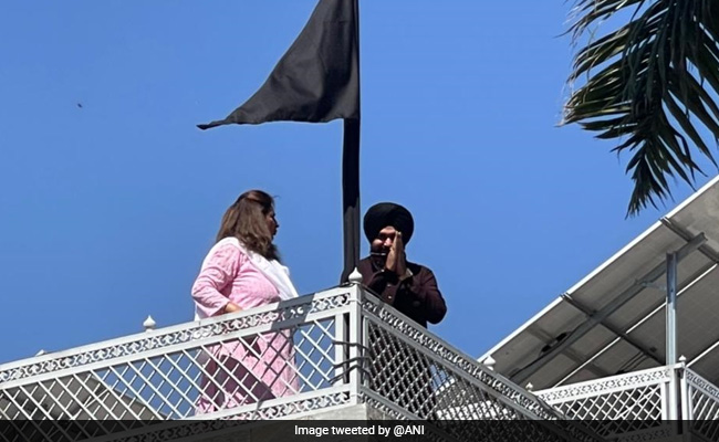 किसानों के समर्थन में उतरे नवजोत सिंह सिद्धू, अपने घर की छत पर लगाया काला झंडा