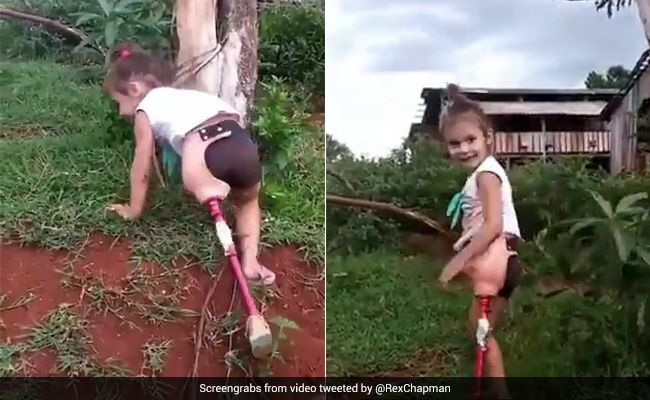 मां ने बढ़ाया हौंसला, बच्ची ने कृत्रिम पैर के सहारे ऊंचे टीले पर की चढ़ाई, बार-बार गिरने के बावजूद नहीं मानी हार - देखें Video