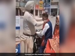 शादी करके बाइक से घर लौट रहे थे दूल्हा-दुल्हन, पुलिस ने रोककर पहनाई माला और दिया शगुन - देखें Video शादी करके बाइक से घर लौट रहे थे दूल्हा-दुल्हन, पुलिस ने रोककर पहनाई माला और दिया शगुन - देखें Video