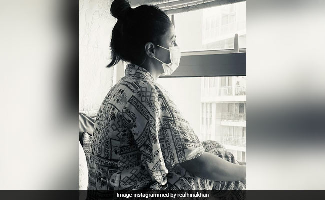 पिता के निधन के बाद हिना खान ने शेयर की पहली पोस्ट, बोलीं- एक बेबस बेटी... देखें Photos