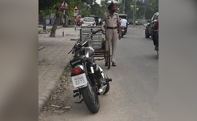 In Video, Punjab Cop Steals Eggs From Cart On Busy Road, Suspended
