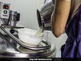 आज से दूध का पैकेट हुआ और महंगा, अमूल और मदर डेयरी ने दो रुपये लीटर बढ़ा दिए दाम; चेक कर लें नए रेट आज से दूध का पैकेट हुआ और महंगा, अमूल और मदर डेयरी ने दो रुपये लीटर बढ़ा दिए दाम; चेक कर लें नए रेट