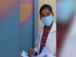मध्य प्रदेश: कोविड ड्यूटी में तैनात स्वास्थ्य कार्यकर्ता पर धर्मपरिवर्तन के आरोप, झेल रही पुलिस जांच मध्य प्रदेश: कोविड ड्यूटी में तैनात स्वास्थ्य कार्यकर्ता पर धर्मपरिवर्तन के आरोप, झेल रही पुलिस जांच