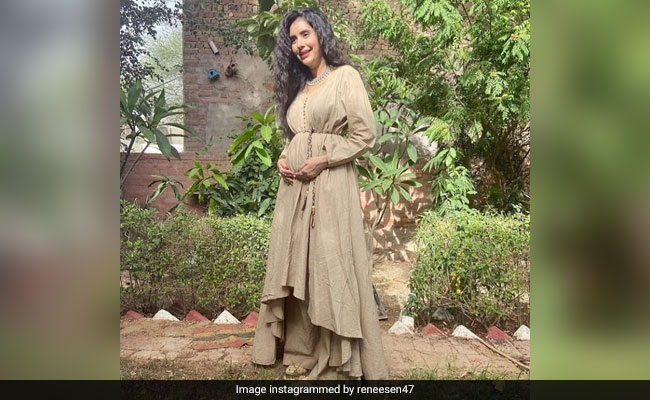 To Pregnant "<I>Mamisa</i>" Charu Asopa, With Love From Renee Sen
