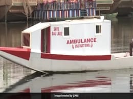 कोविड में लोगों की मदद के लिए शख्स ने नाव को ही बना डाला एंबुलेंस, PPE किट, स्ट्रेचर, व्हीलचेयर की भी होगी सुविधा कोविड में लोगों की मदद के लिए शख्स ने नाव को ही बना डाला एंबुलेंस, PPE किट, स्ट्रेचर, व्हीलचेयर की भी होगी सुविधा