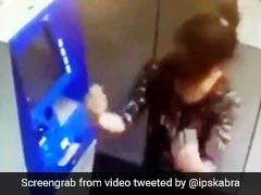 ATM मशीन के सामने लड़की ने किया धमाकेदार डांस, IPS बोला- 'पैसा निकालने का मजेदार तरीका' - देखें Video