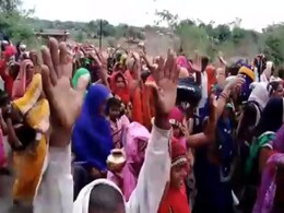 बुंदेलखंड:कोरोना को देवी का प्रकोप मानकर भीड़ पहुंची मंदिर, पुलिस-प्रशासन रहा नाकाम,देखें Video बुंदेलखंड:कोरोना को देवी का प्रकोप मानकर भीड़ पहुंची मंदिर, पुलिस-प्रशासन रहा नाकाम,देखें Video