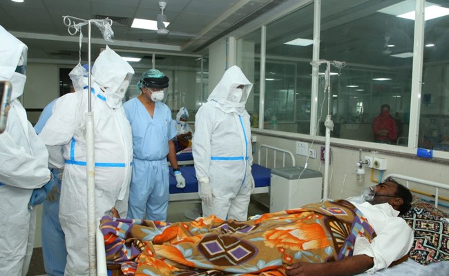 कोटा में पीपीई किट पहनकर कोविड मरीजों के बीच पहुंचे लोकसभा अध्यक्ष