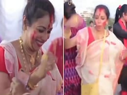 टीवी की ‘अनुपमा’ रुपाली गांगुली ने शेयर किया Video, दुर्गा पूजा में जमकर करती दिखीं सिंदूर खेला टीवी की ‘अनुपमा’ रुपाली गांगुली ने शेयर किया Video, दुर्गा पूजा में जमकर करती दिखीं सिंदूर खेला