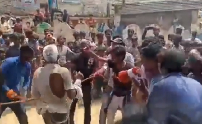 प्रधान का चुनाव जीते शख्स ने हारे प्रतिद्वंदी की एक व्यक्ति से एक्टिंग कराई, कोड़ों से पिटवाया