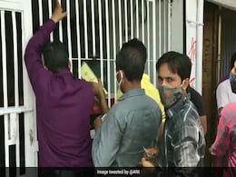 People Rush To Liquor Stores As They Reopen From 10 am To 5 pm In Noida: Official People Rush To Liquor Stores As They Reopen From 10 am To 5 pm In Noida: Official