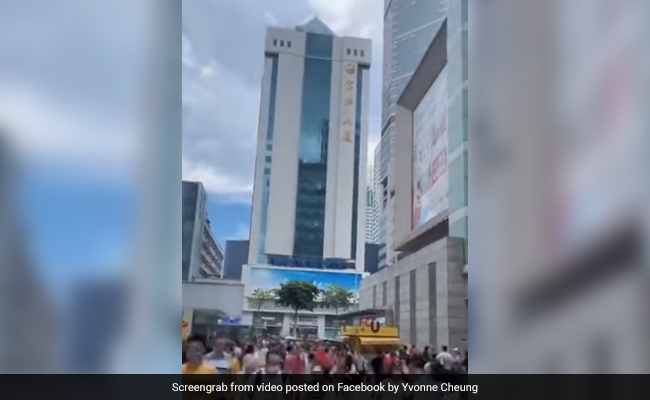 Engineers Inspect China Skyscraper Day After It Wobbles, Spreading Panic