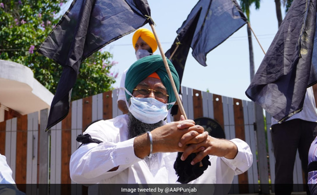 Punjab, Haryana Farmers Hoist Black Flags To Mark 6 Months Of Farm Laws' Protest