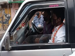 मध्य प्रदेश: कोरोना कर्फ्यू में कार्रवाई से बचने के लिए 'नकली' दूल्हा और बाराती बनकर जा रहे थे, धरे गए मध्य प्रदेश: कोरोना कर्फ्यू में कार्रवाई से बचने के लिए 'नकली' दूल्हा और बाराती बनकर जा रहे थे, धरे गए
