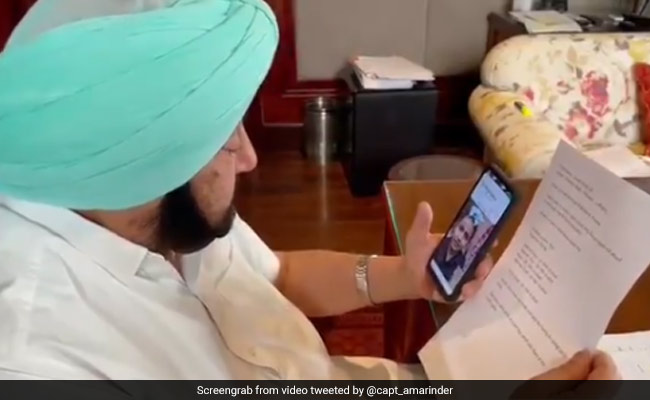 किताब छोड़कर नन्हें हाथ बेचने लगे जुराब.. पिघला CM कैप्टन अमरिंदर का दिल, पेश की दरियादिली की मिसाल