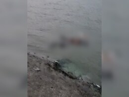 बिहार: बक्सर जिला प्रशासन का दावा, 'यूपी से गंगा की जलधारा में बहाई जा रहीं लाशें', महाजाल में फंसे तीन शव बिहार: बक्सर जिला प्रशासन का दावा, 'यूपी से गंगा की जलधारा में बहाई जा रहीं लाशें', महाजाल में फंसे तीन शव