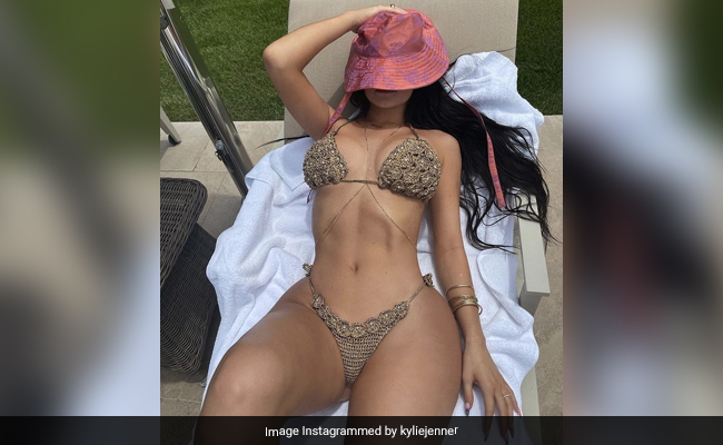 Who Would Dare Disturb Kylie Jenner When She Soaks Up Some Sun So Stylishly