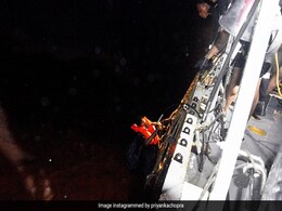 ताउते का कहर : नौसेना ने तूफान में फंसे बजरे पर सवार 177 लोगों को बचाया, बाकियों की तलाश जारी ताउते का कहर : नौसेना ने तूफान में फंसे बजरे पर सवार 177 लोगों को बचाया, बाकियों की तलाश जारी