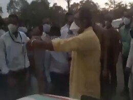 कैसे हारेगा कोरोना? खटारा एंबुलेंस का उद्घाटन करने पहुंचे मंत्री, स्टार्ट नहीं हुई तो दिया धक्का.. फिर भी नहीं चली कैसे हारेगा कोरोना? खटारा एंबुलेंस का उद्घाटन करने पहुंचे मंत्री, स्टार्ट नहीं हुई तो दिया धक्का.. फिर भी नहीं चली