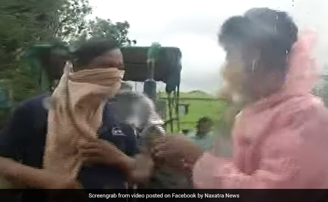 चक्रवाती तूफान यास के दौरान बाहर घूम रहा था शख्स, Reporter ने किया सवाल, तो दिया ऐसा जवाब, हंसी से लोटपोट हुए लोग