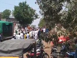 मध्यप्रदेश: धर्मगुरु की शवयात्रा में भारी भीड़ जुटी, प्रशासन के टोकने पर हंगामा किया मध्यप्रदेश: धर्मगुरु की शवयात्रा में भारी भीड़ जुटी, प्रशासन के टोकने पर हंगामा किया