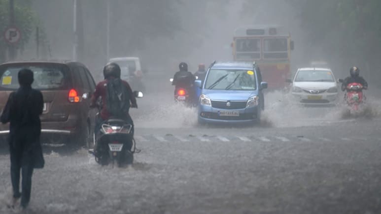 पहाड़ों पर बर्फबारी और मैदानों में बारिश और गर्मी, दिल्ली से लेकर MP-राजस्थान तक मौसम ले रहा अजब फिरकी