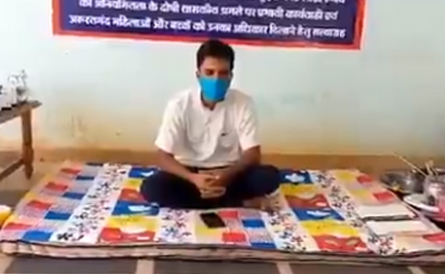 छत्तीसगढ़ में अपने ही विभाग में हुए भ्रष्टाचार के खिलाफ अनशन पर बैठे अधिकारी छत्तीसगढ़ में अपने ही विभाग में हुए भ्रष्टाचार के खिलाफ अनशन पर बैठे अधिकारी
