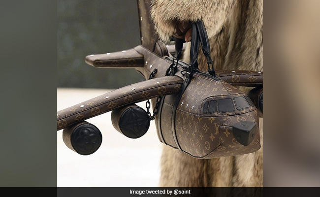 Louis Vuitton के इस एयरप्लेन शेप बैग की कीमत ने लोगों को किया हैरान, लोग बोले- ‘इससे अच्छा सचमुच का प्लेन खरीद लो’