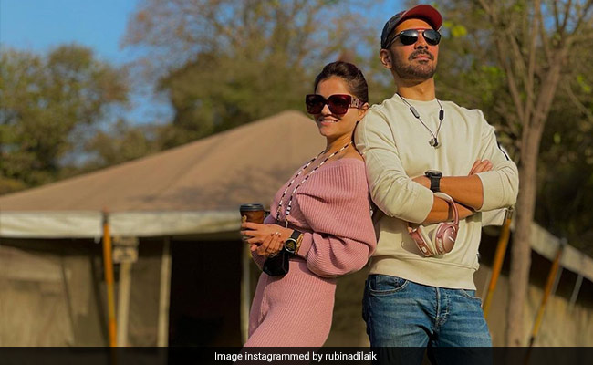 <i>The Family Man 2</i>: Manoj Bajpayee Doesn't Want This Person To See "Ideal <i>Pati</i>" Abhinav Shukla's Tweet