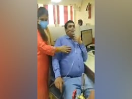 ऑक्सीजन सपोर्ट के साथ बैंक पहुंचा कर्मचारी, अधिकारियों पर लगाया प्रताड़ना का आरोप ऑक्सीजन सपोर्ट के साथ बैंक पहुंचा कर्मचारी, अधिकारियों पर लगाया प्रताड़ना का आरोप