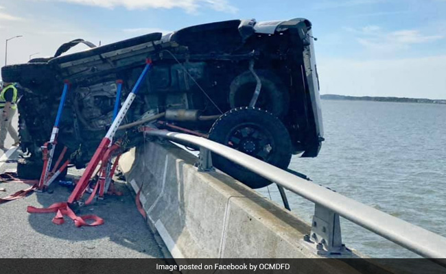 ब्रिज पर हुआ खतरनाक Accident, लटकती कार से नदी में गिरी बच्ची, तो शख्स ने लगाई छलांग और फिर...