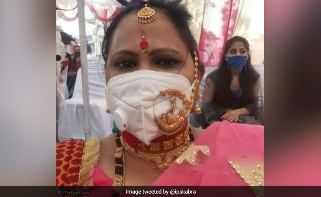 शादी में खूबसूरत दिखने के लिए महिला ने मास्क के ऊपर ही पहन लिए जेवर, IPS बोला- 'वाह, क्या जुगाड़ है'