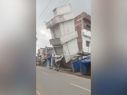 बिहार : नेशनल हाइवे पर बना 3 मंजिला मकान गिरा, जानमाल का नुकसान नहीं बिहार : नेशनल हाइवे पर बना 3 मंजिला मकान गिरा, जानमाल का नुकसान नहीं