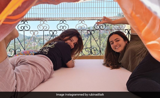 "Sisters Who Quarantine Together, Heal Together," Writes COVID-Positive Rubina In Her Post