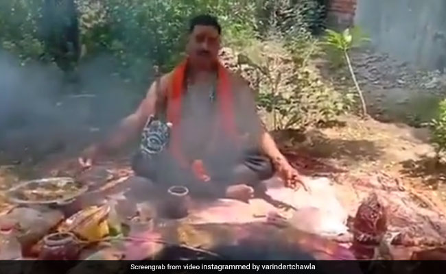 Corona को भगाने के लिए बाबा जी ने किया यज्ञ, ऐसे पढ़ा 'मंत्र' कि सुनकर घबरा गए लोग - देखें Video Corona को भगाने के लिए बाबा जी ने किया यज्ञ, ऐसे पढ़ा 'मंत्र' कि सुनकर घबरा गए लोग - देखें Video
