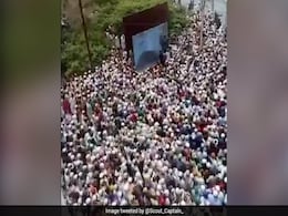 Covid Rules Tossed Aside At UP Cleric's Funeral, Thousands Attend Covid Rules Tossed Aside At UP Cleric's Funeral, Thousands Attend