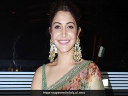 साड़ी लुक में बेहद खूबसूरत दिखीं Anushka Sharma, बर्थडे पर वायरल हुईं Photos और Video साड़ी लुक में बेहद खूबसूरत दिखीं Anushka Sharma, बर्थडे पर वायरल हुईं Photos और Video