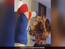 नेहा कक्कड़ की पति रोहनप्रीत करने लगे पिटाई तो हाथापाई पर उतरीं सिंगर- देखें Video नेहा कक्कड़ की पति रोहनप्रीत करने लगे पिटाई तो हाथापाई पर उतरीं सिंगर- देखें Video