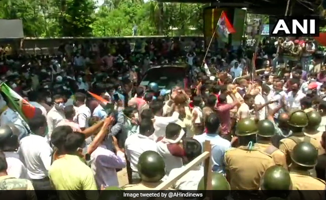 नारद स्टिंग मामला : बंगाल मंत्रियों की गिरफ्तारी के बाद CBI दफ्तर के बाहर जुटे TMC कार्यकर्ता