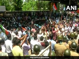 नारद स्टिंग मामला : बंगाल मंत्रियों की गिरफ्तारी के बाद CBI दफ्तर के बाहर जुटे TMC कार्यकर्ता नारद स्टिंग मामला : बंगाल मंत्रियों की गिरफ्तारी के बाद CBI दफ्तर के बाहर जुटे TMC कार्यकर्ता