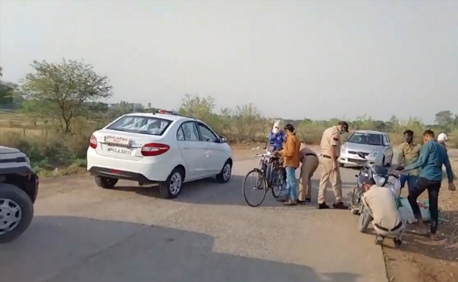 मध्य प्रदेश: पुलिस की किसानों संग बदसलूकी, सब्जी बेचने जा रहे गरीब की टोकरी पर मारी लात, बुरी तरह पीटा