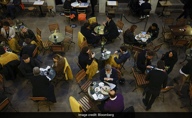 UK Allows Hugging Close Family and Friends While Easing Lockdown