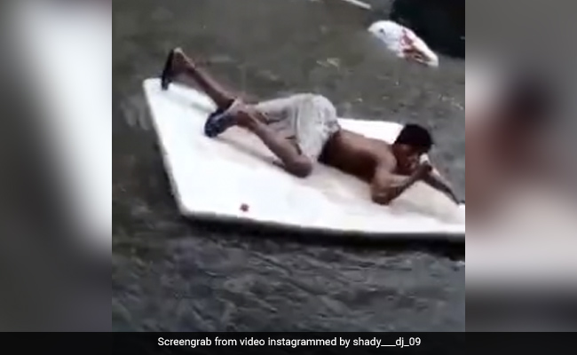 सड़क पर भरे पानी में लड़के ने लेटकर ऐसे किया डांस, नोरा फतेही और रेमो डिसूजा ने कही ये बात - देखें Funny Video