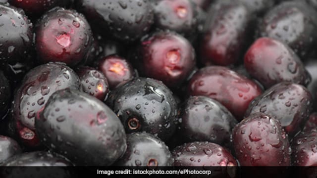 Jamun's are rich in vitamin C which helps treat UTIs