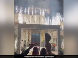 दुल्हन का ऐसा जबरदस्त अंदाज़ में हुआ स्वागत, लोग बोले- ‘दुल्हन की एंट्री हो रही है या Undertaker की’ - देखें Video दुल्हन का ऐसा जबरदस्त अंदाज़ में हुआ स्वागत, लोग बोले- ‘दुल्हन की एंट्री हो रही है या Undertaker की’ - देखें Video