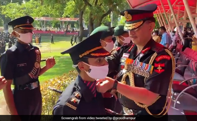 पुलवामा में शहीद सैन्यकर्मी की पत्नी सेना में शामिल, लेफ्टिनेंट जनरल ने उनके कंधे पर लगाए स्टार