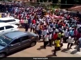 VIDEO : कोरोना लॉकडाउन के बीच एक घोड़े का अंतिम संस्कार करने जुटे सैकड़ों लोग, FIR दर्ज VIDEO : कोरोना लॉकडाउन के बीच एक घोड़े का अंतिम संस्कार करने जुटे सैकड़ों लोग, FIR दर्ज