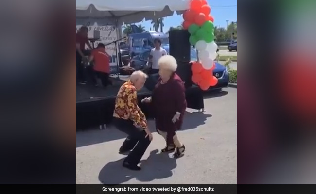 बुजुर्ग पति-पत्नी ने रॉकिंग म्यूजिक पर किया धमाकेदार डांस, लोग बोले- ‘उम्र नहीं दिल जवां होना चाहिए’ - देखें Video