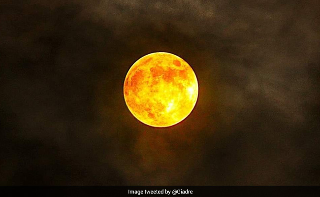 "Super Blood Moon" Dazzles Stargazers, Thousands Share Pictures On Twitter