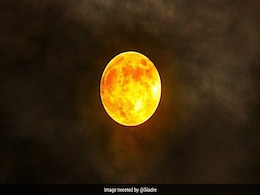 चंद्रग्रहण लगने पर लाल रोशनी में नहाया चांद, सामने आईं Super Blood Moon की अद्भुत तस्वीरें चंद्रग्रहण लगने पर लाल रोशनी में नहाया चांद, सामने आईं Super Blood Moon की अद्भुत तस्वीरें